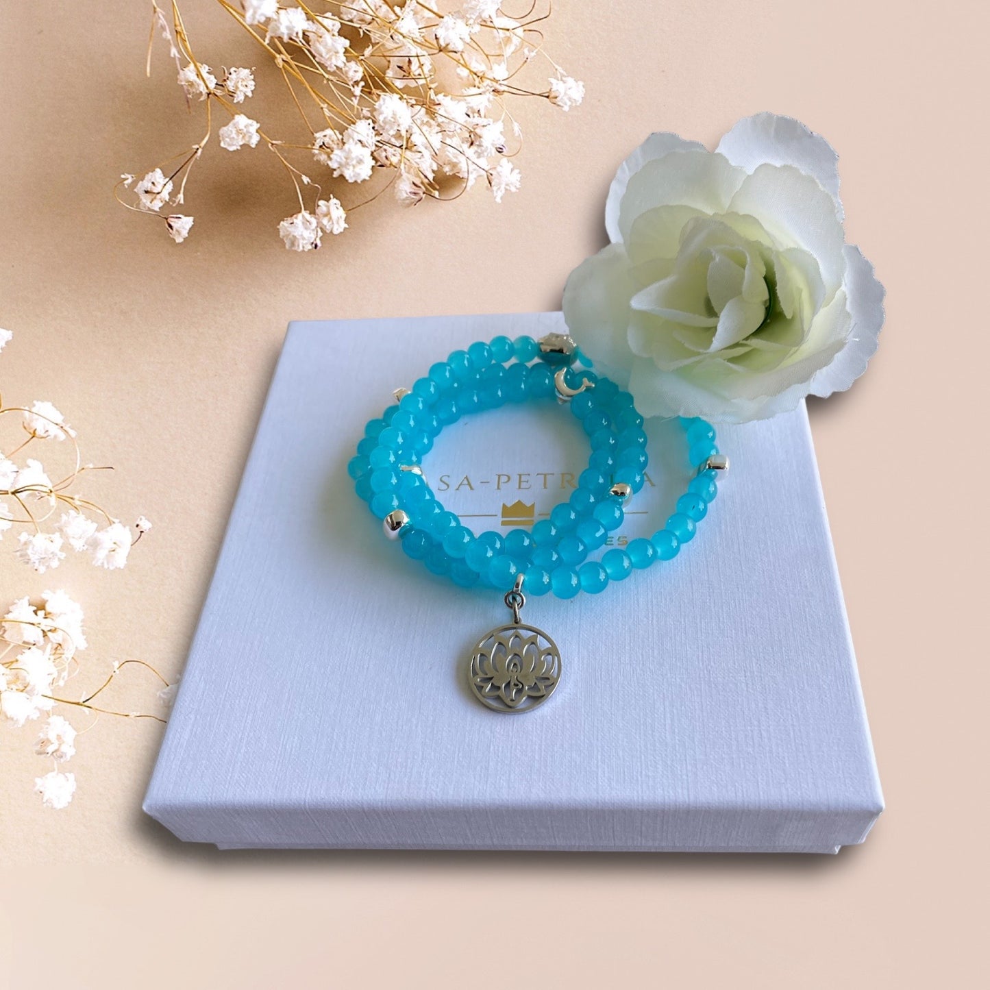 Armband aus Cateye Perlen in türkis mit einer Buddha Perle und einem Anhänger Lotusblume