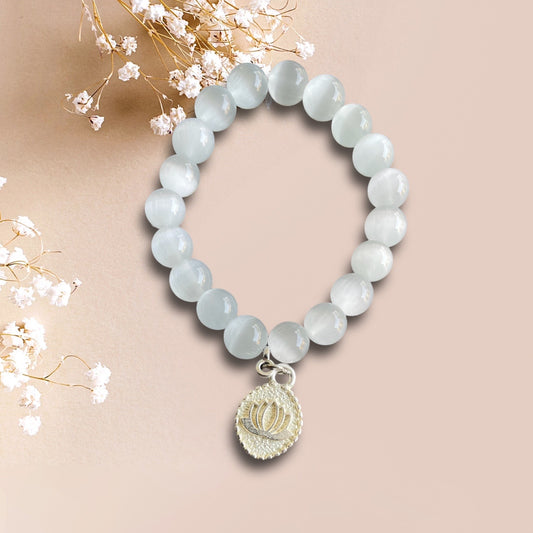 Armband PAMUKKALE aus weißen Perlen mit einem Anhänger Lotusblüte silberfarben