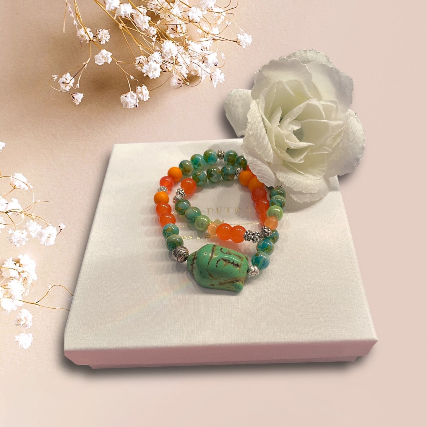 Armband EDINA aus einem Perlenmix in grün und orange mit  einer Buddha Perle