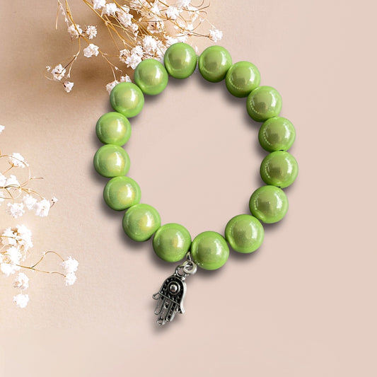 Armband NATASCHA aus leuchtenden grünen Miracle Perlen mit einem Anhänger Hamsa Hand