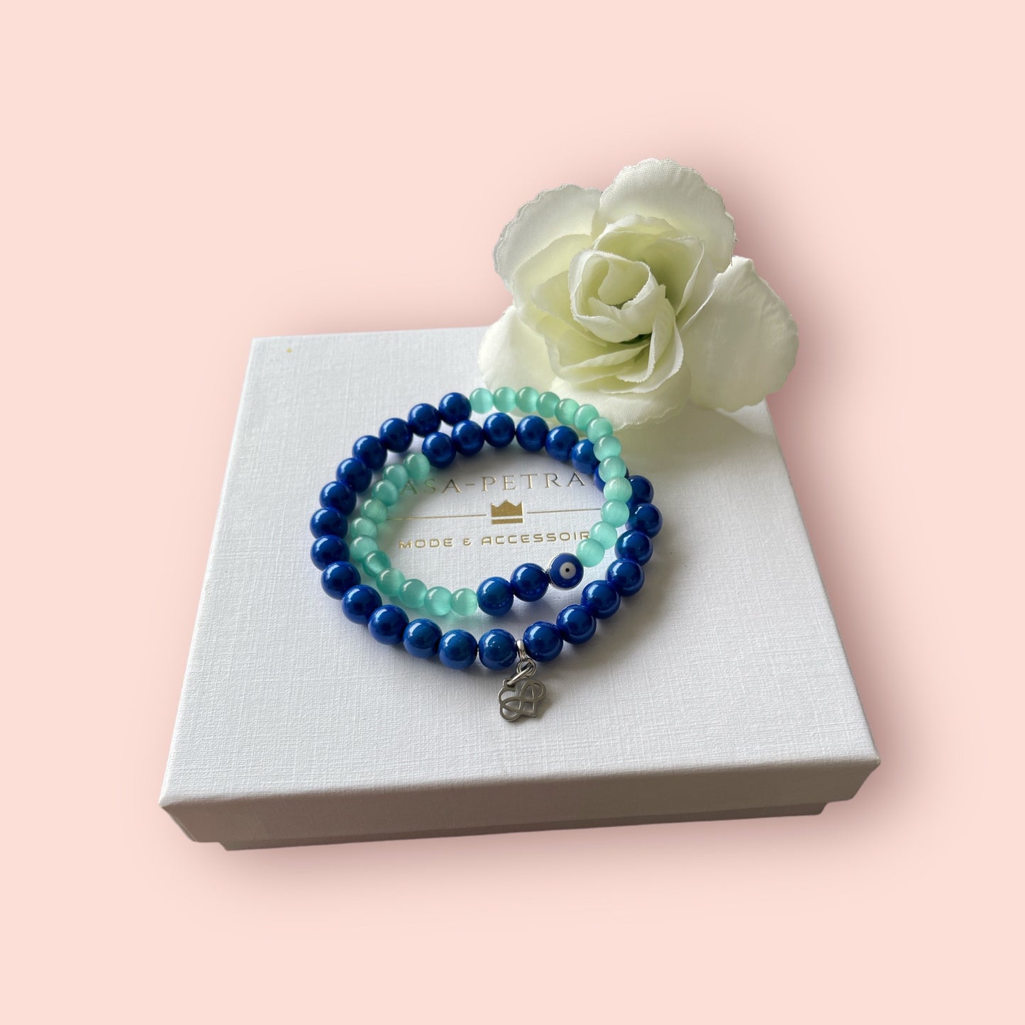 Armband NAZAR aus Perlen in türkis und blau mit einem Anhänger Infinity Love