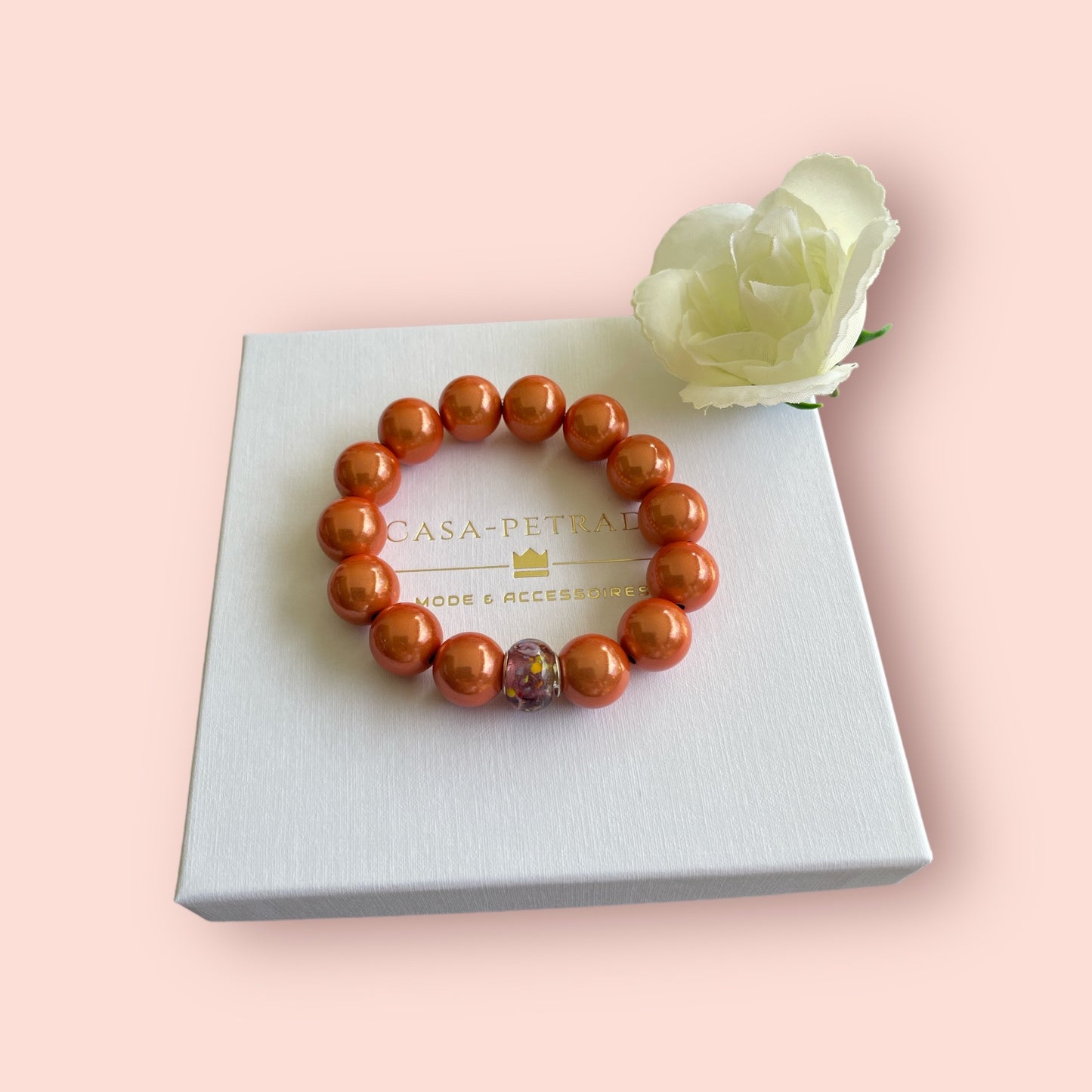 Armband LARISSA aus leuchtenden Miracle Perlen  in der Farbe Orange mit einer Glasperle