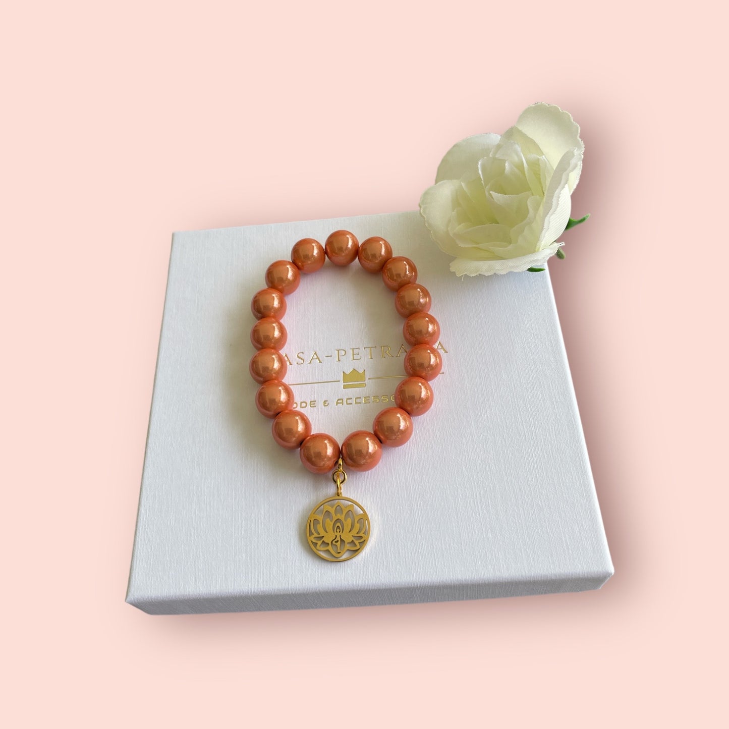 Armband AVA aus Miracle Perlen in der Farbe PEACH mit einem Anhänger Lotus Blume
