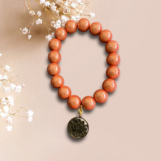 Armband AVA aus Miracle Perlen in der Farbe PEACH mit einem Anhänger Lotus Blume