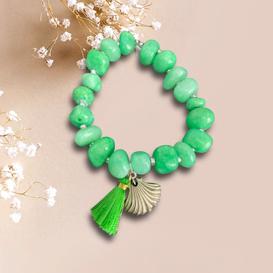 Armband ALISHA aus grünen Jade Nuggets mit einem Anhänger Muschel der Marke SchauTime
