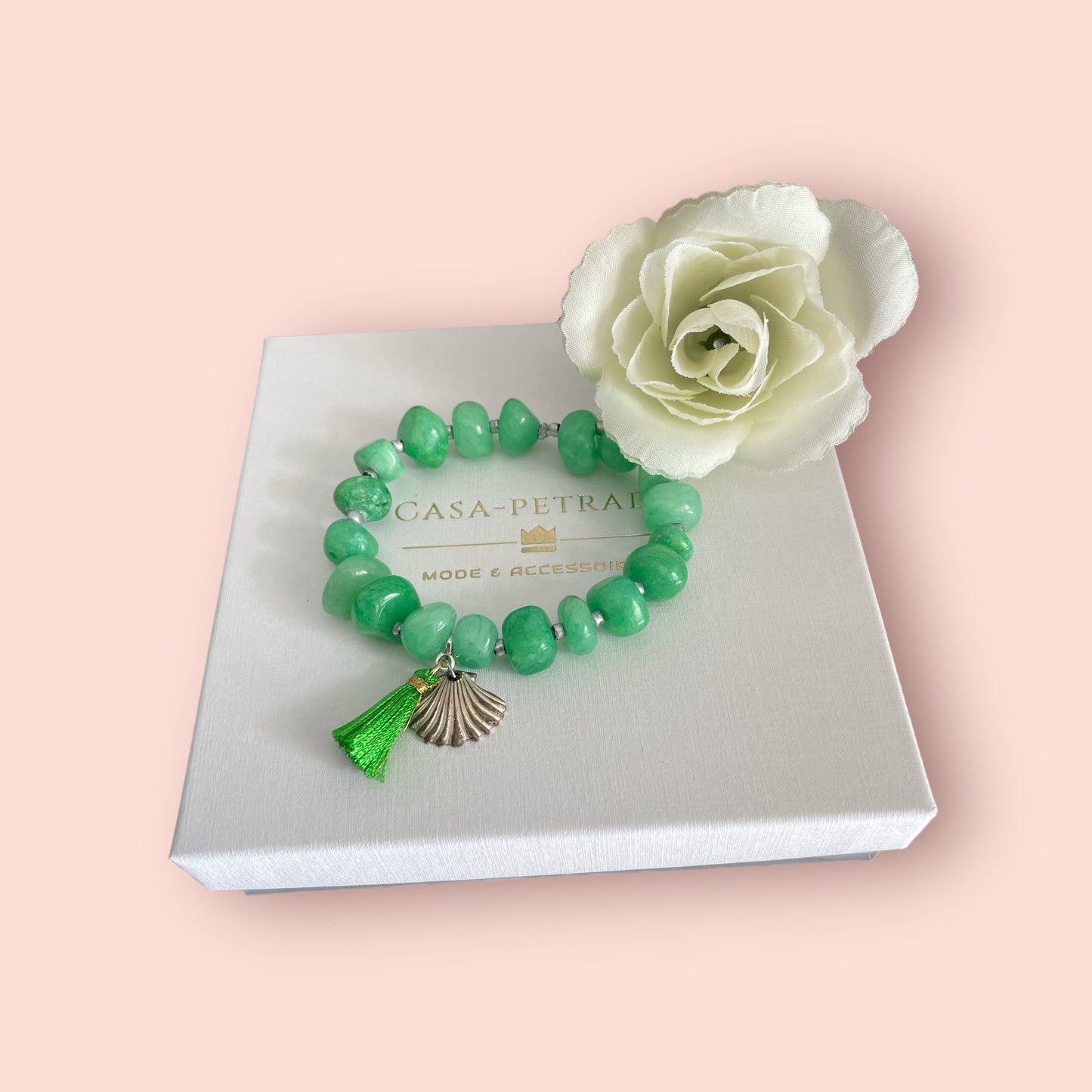 Armband ALISHA aus grünen Jade Nuggets mit einem Anhänger Muschel der Marke SchauTime