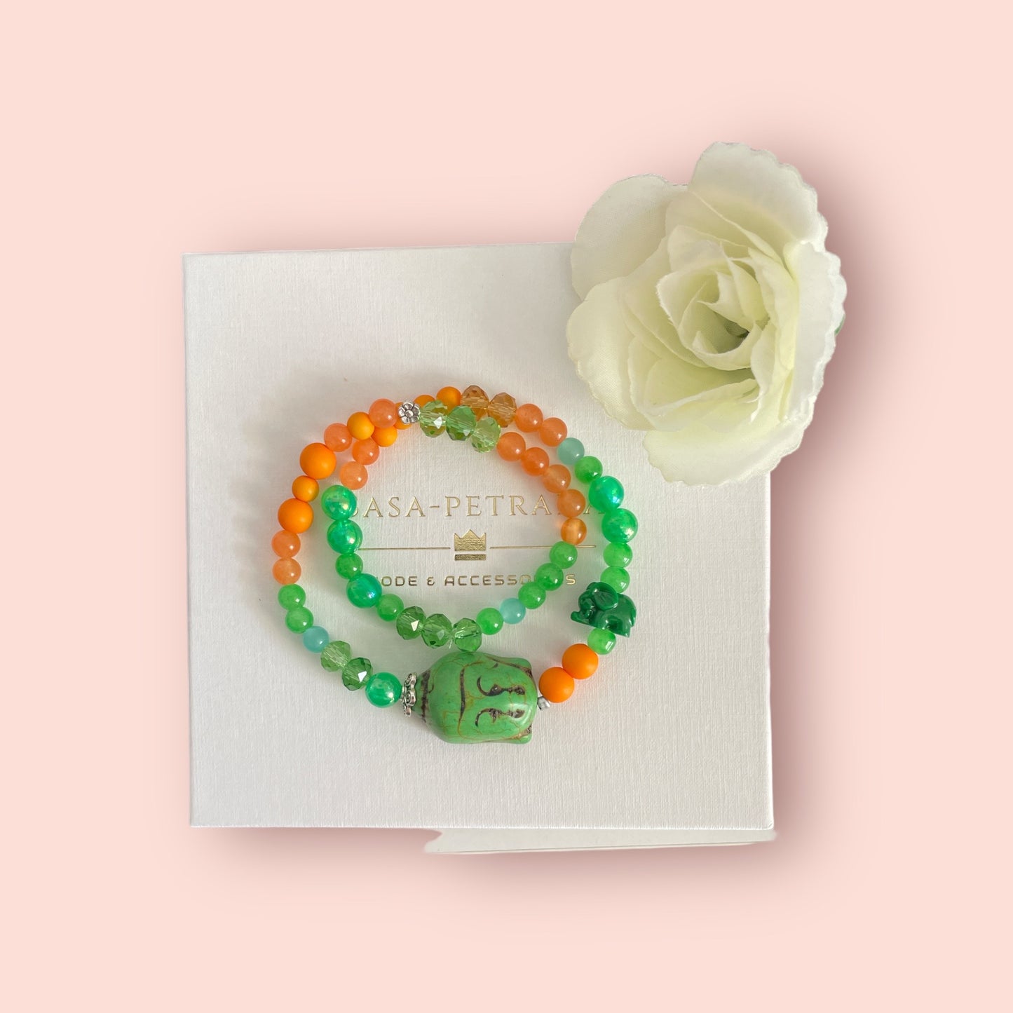 Armband ELLA aus grünen und orangenen Perlen mit einer großen Buddha Perle