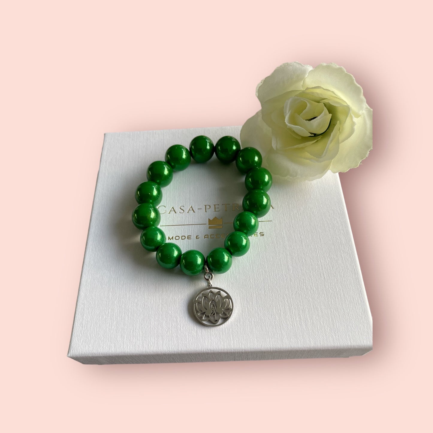 Armband JANKA aus grünen Miracle Perlen mit einem Anhänger Lotus Blume