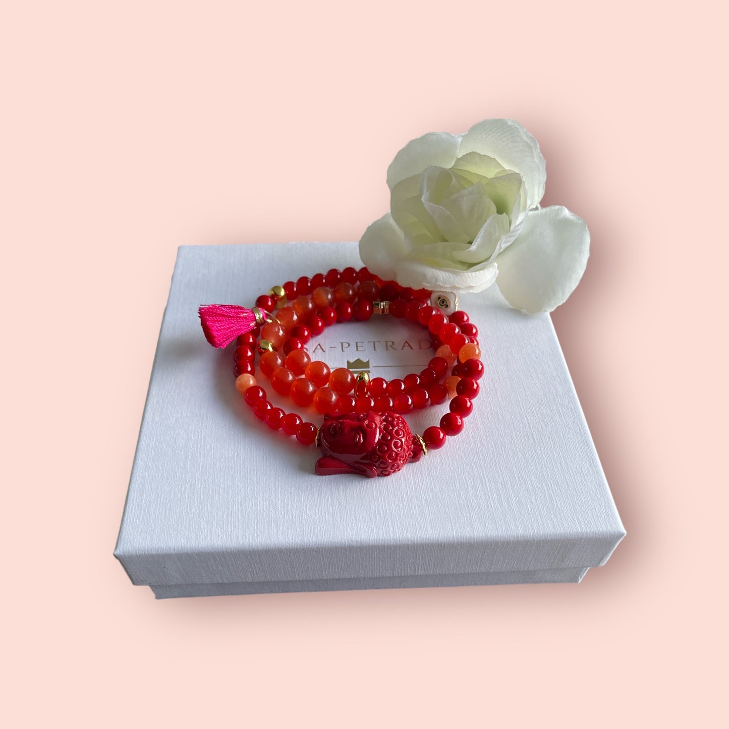 Armband LARA aus roten Perlen mit einer großen Buddha Perle