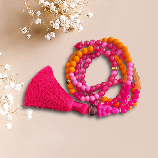 Kette AURI aus Perlen in pink und orange mit einer Buddha Perle und Quaste in pink