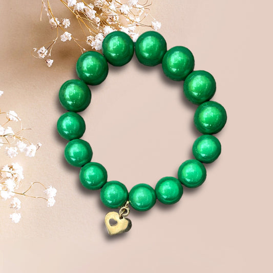 Armband VALENCIA aus grünen Miracle Perlen mit einem Herzanhänger