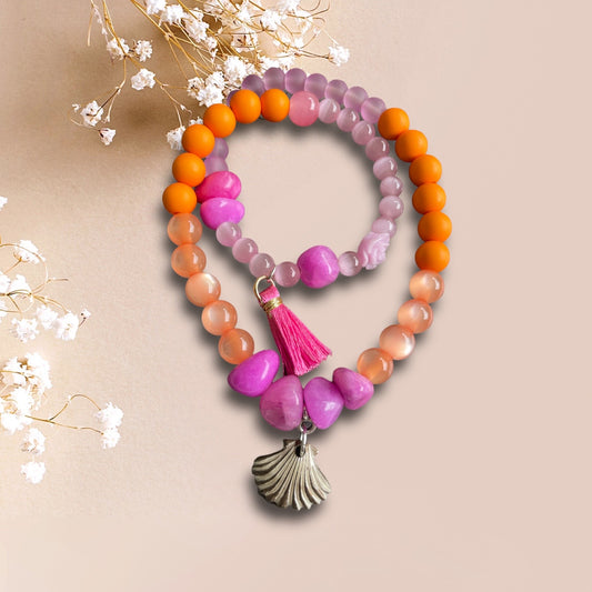 Armband LAHELA aus Perlen in pink und orange mit einem Anhänger Muschel