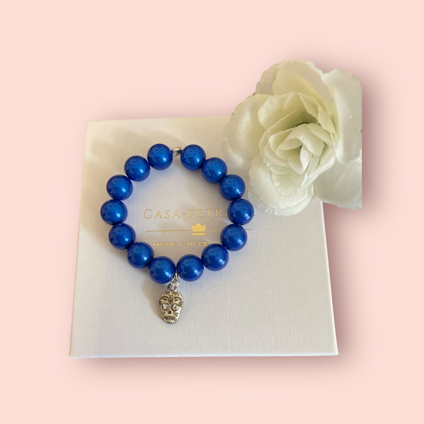 Armband BLUE SKULL aus blauen Miracle Perlen mit einem Anhänger Skull