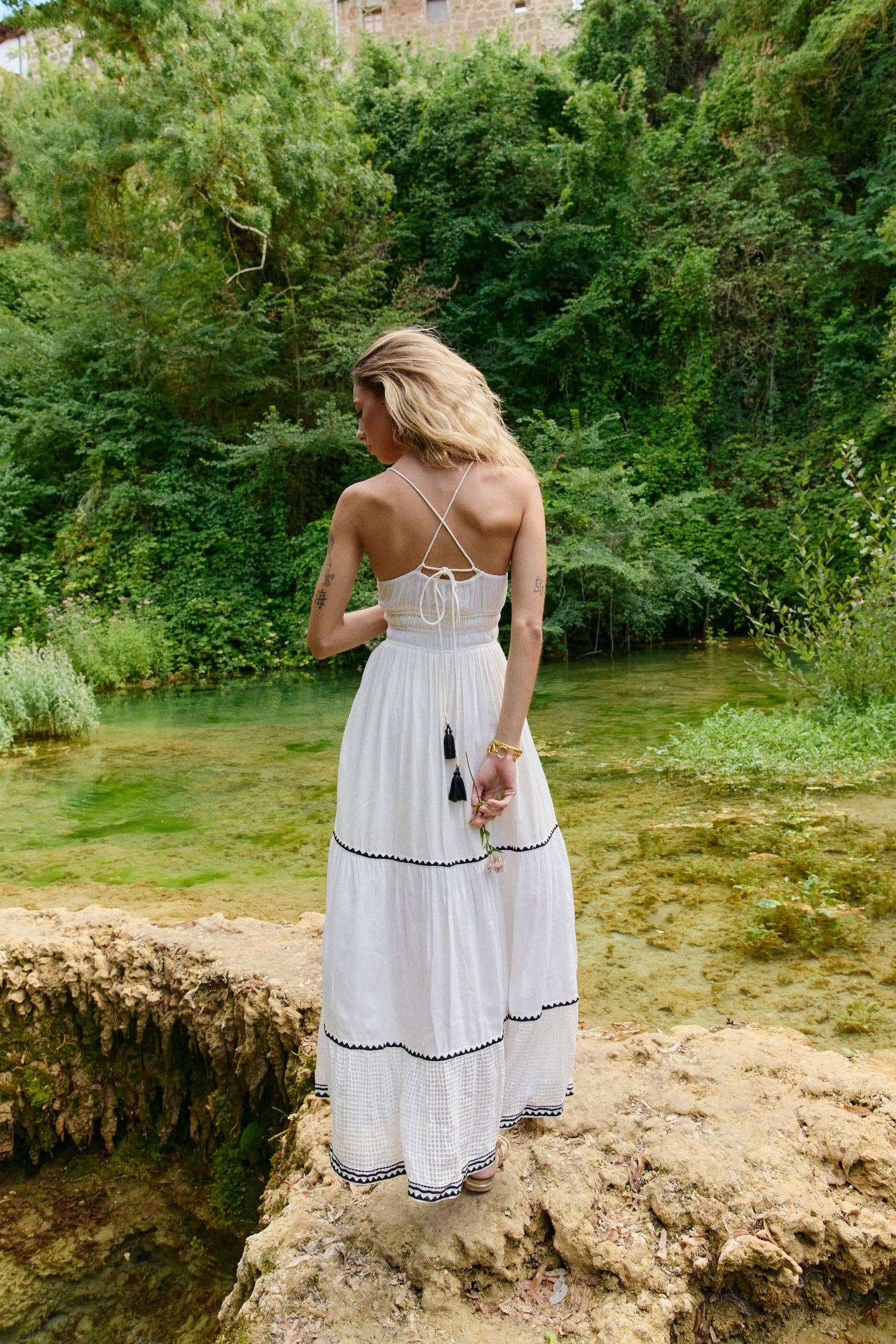 Boho Kleid in weiß mit Stickerei in schwarz von Piti Cuiti