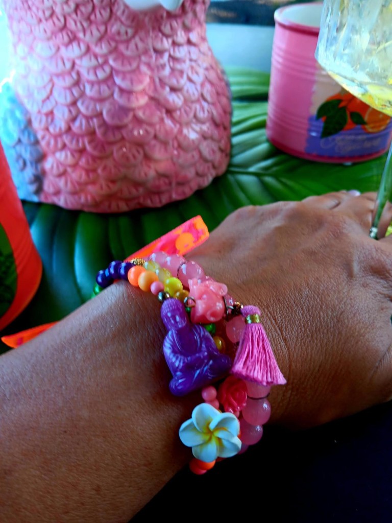 Kundin mit farbenfrohen Boho-Armbändern