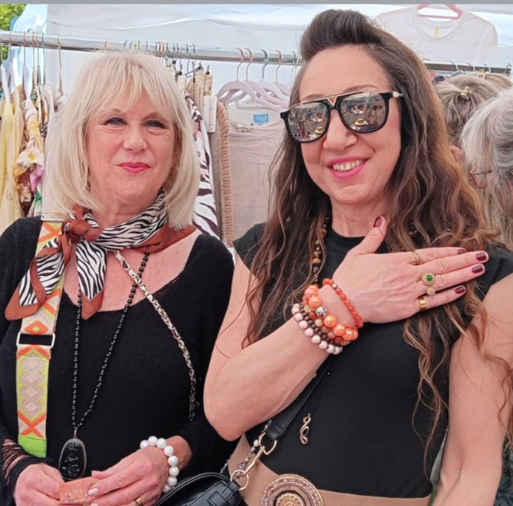 Zwei Kundinnen mit Armbändern auf einem Markt