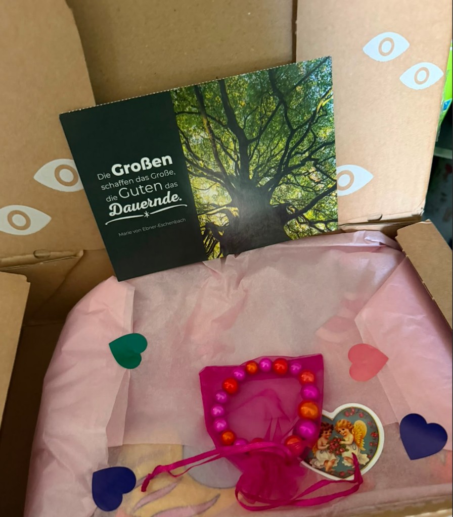 Ausgepacktes Schmuckstück in Geschenkverpackung